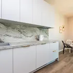 Modern Spacious W/ Sea Views Apartmán