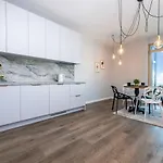 Modern Spacious W/ Sea Views Apartmán